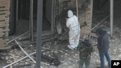 ARCHIVO - Los investigadores trabajan cerca de una scooter en el lugar donde el teniente general Igor Kirillov, jefe de las Fuerzas de Defensa Nuclear, Biológica y Química de Rusia y su asistente Ilya Polikarpov fueron asesinados el 17 de diciembre de 2024. AP