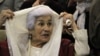 منیر شاهرودی فرمانفرمائیان، هنرمند ۹۵ ساله، در مراسم افتتاح تالار دائمی آثارش در مجموعه «نگارستان» دانشگاه تهران