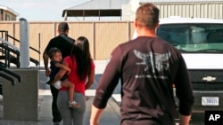 Muchos inmigrantes detenidos se sienten frustrados porque no saben hasta cuándo permanecerán detenidos.