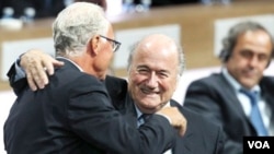Franz Beckenbauer embrasse l'ex-patron de la FIFA Sepp Blatter (archives)