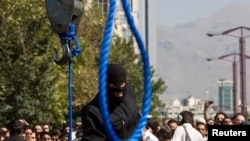 Seorang petugas kepolisian Iran bersiap untuk mengeksekusi hukuman mati terhadap seorang terpidana di Teheran, Iran, pada 2 Agustus 2007. (Foto: Reuters)