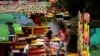 Personas bajan de una trajinera, un bote en Xochimilco en Ciudad de México. El gobierno mexicano instó a la población a mantener una "distancia saludable" paracevitar la infección con la enfermedad COVID-19, producida por un nuevo coronavirus.