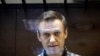 Tokoh oposisi Rusia Alexei Navalny melihat ke arah fotografer ketika menjalani persidangan di pengadilan Distrik Babuskinsky di Moskow, Rusia, pada 20 Februari 2021. (Foto: AP/Alexander Zemlianichenko)