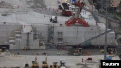 Des ouvriers et des machines au barrage de la Renaissance d'Ethiopie dans le woreda de Guba, Ethiopie, le 26 septembre 2019. (REUTERS/Tiksa Negeri)