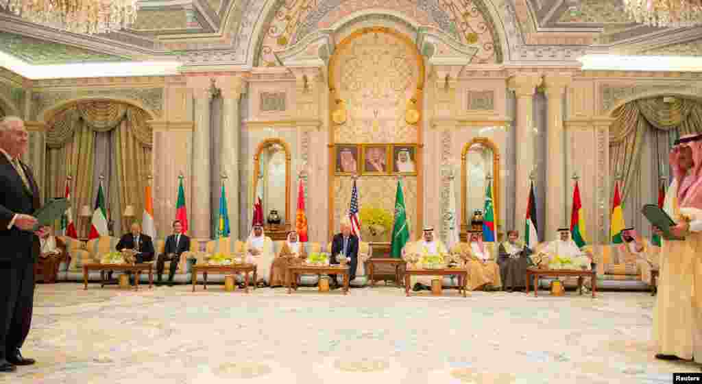 Shugaban kasar Amurka Donald Trump tare da Sakataren Harkokin Wajen Amurka Rex Tillerson da kuma sarkin Saudi Arabia Yarima Prince Muhammad bin Nayef na tattaunawa game seafarer man fetur a taron Gulf Cooperation Council da aka yi a babban birnin kasar Riyadh dake kasar Saudiya, ranar Lahadi 21 ga watan Mayu shekarar 2017. 