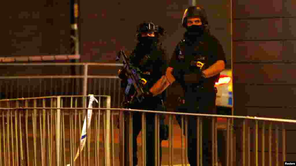 Des policiers montent la garde à l'extérieur de la salle de concert, Manchester, en Grande-Bretagne, le 23 mai 2017.