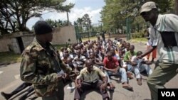 Kelompok pemuda pendukung Presiden Gbagbo menerima latihan militer di ibukota Abidjan (23/3).