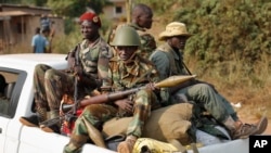 Des milices musulmanes de la Séléka passent par Bangui, en République centrafricaine, le 27 janvier 2014.