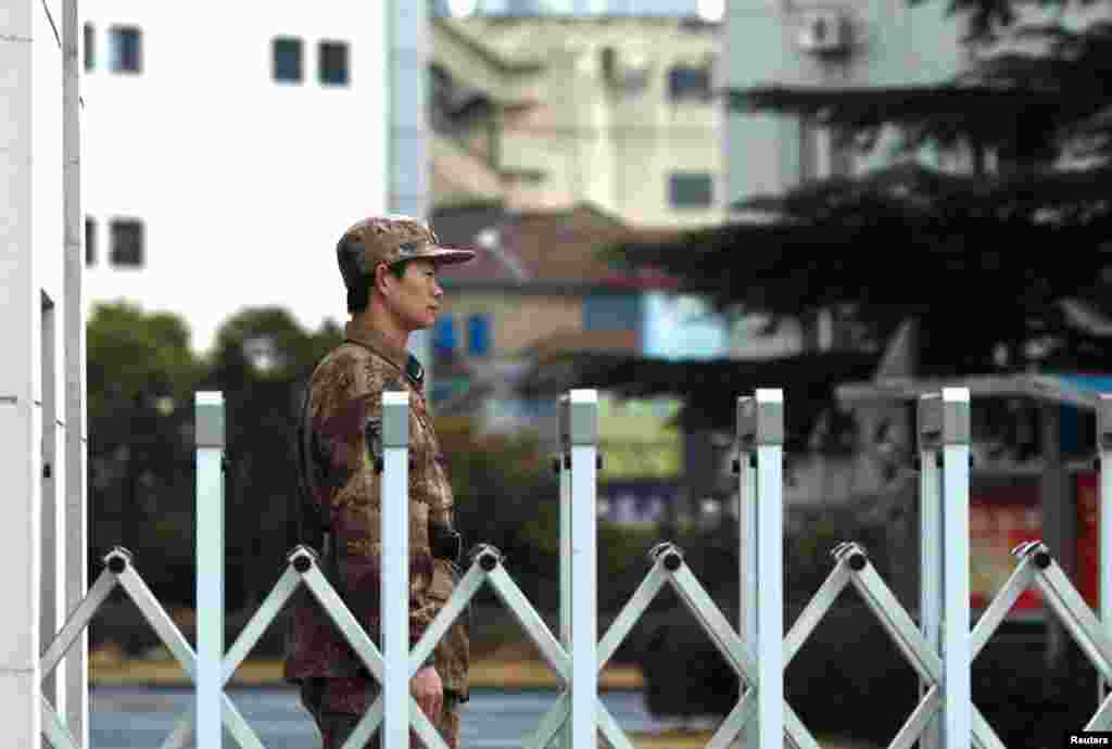 一名中國人民解放軍士兵在上海的61398部隊駐地門口站崗。曼迪昂特公司報告說,中國黑客的重點是從外國公司竊取技術圖紙、製造流程等信息。