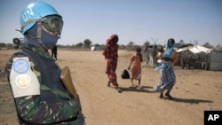 Soldat de l'UNAMID (force conjointe ONU-UA au Darfour) assurant la sécurité (10 janvier 2011)