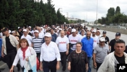 Kemal Kilicdaroglu,foreground, second left, the leader of Turkey's main opposition Republican People's Party, walks with thousands of supporters on the 20th day of his 425-kilometer (265-mile) " march for justice " in Izmit, Turkey, Tuesday, July 4, 2017.