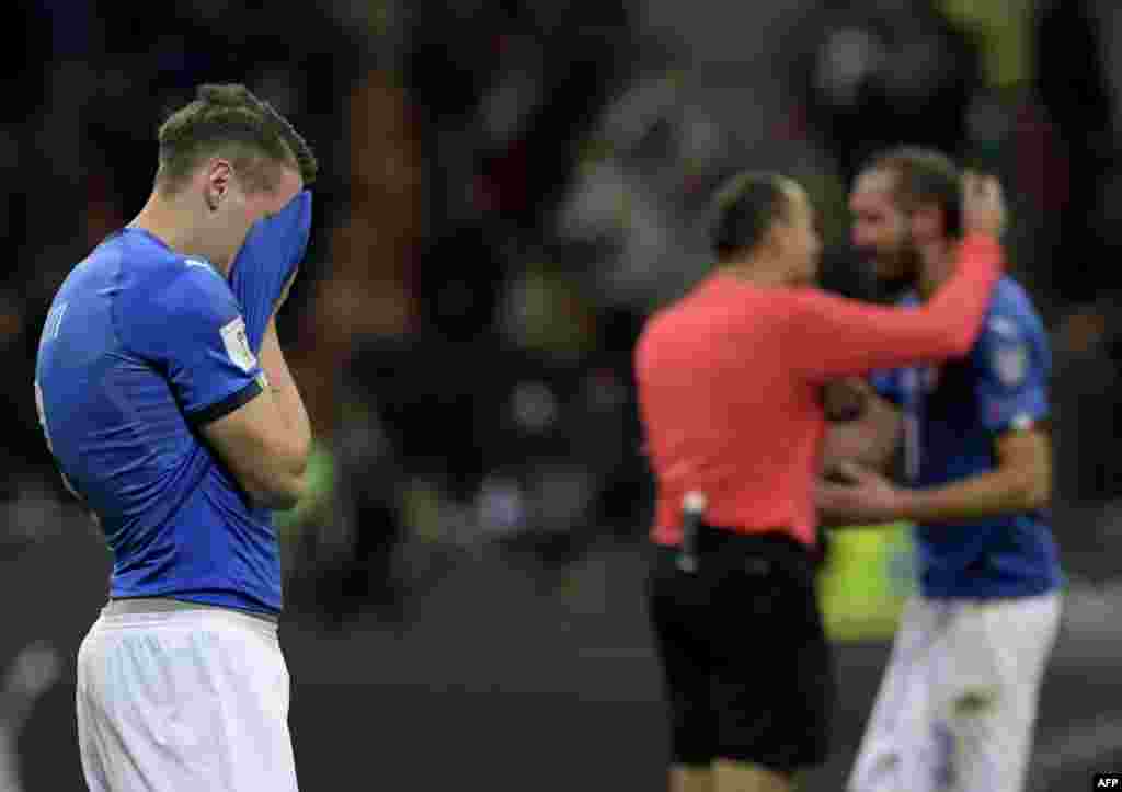 L'attaquant italien Andrea Belotti réagit à la fin du match de qualification de la Coupe du monde de la Fifa 2018 entre l'Italie et la Suède, au stade San Siro de Milan, le 13 novembre 2017
