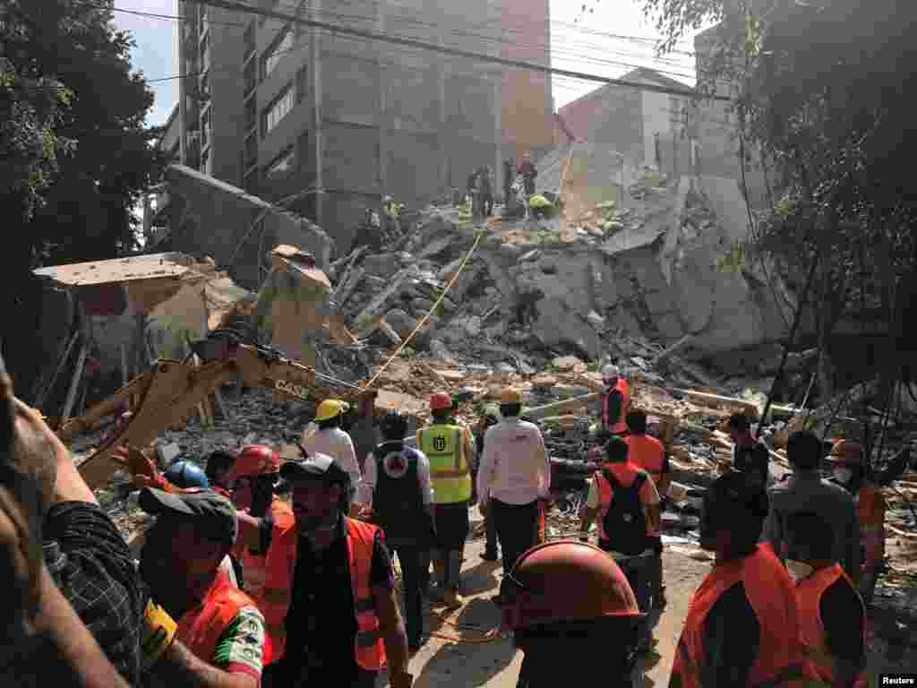 Des habitants enlèvent les ruines après le séisme à Mexico, Mexique, le 19 septembre 2017.