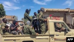 Pendukung perlawanan rakyat bersenjata Sudan, yang mendukung tentara Sudan, berada di atas truk di Gedaref di Sudan timur pada 3 Maret 2024, di tengah konflik antara tentara dan paramiliter. (Foto: AFP)
