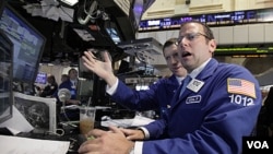 Michael Pistillo, especialista de mercado trabajando en la bolsa de valores de Wall Street en la mañana de este martes 9 de agosto de 2011.