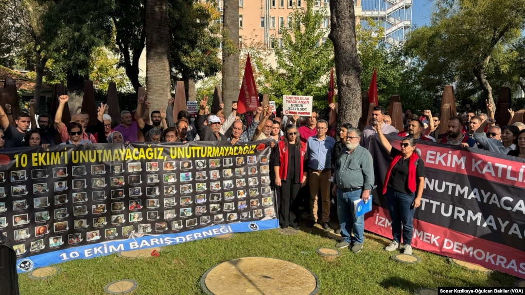 İzmir’de anma töreni, saldırıda hayatını kaybedenleri temsil eden 103 çelik siluetten oluşan 10 Ekim Anıtı’nda yapıldı.