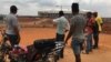 Des Camerounais observent l’etat d’avancement des travaux sur le site du stade d’Olembé. (VOA/ Jules Emmanuel Ntap)