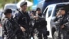 La policía custodia un colegio electoral durante las elecciones generales en San Salvador, El Salvador, el domingo 4 de febrero de 2024. AP