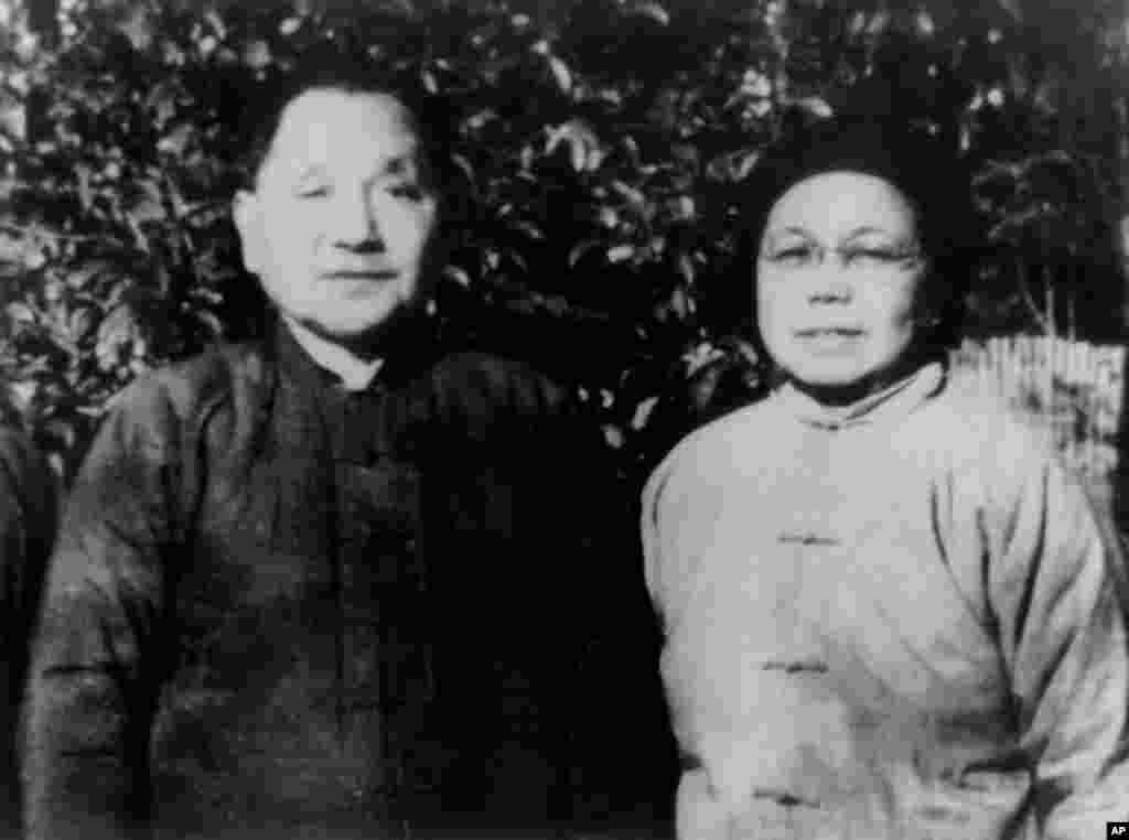 1972年邓小平夫妇在江西下放时的合影。邓小平落难,在江西新建县拖拉机配件厂“劳动”。邓小平之子邓朴方从“敌台”中听到林彪坠机的消息,告诉父亲。邓小平的女儿邓榕后来写道,父亲还是和往常一样沉默不语。后来邓小平给毛泽东写信说, 虽然林彪是精明的元帅,但林彪不听从毛泽东的命令,拒绝赴朝指挥志愿军作战。 邓小平还写道,林彪、陈伯达对他是要置之死地而后快的。邓小平因此感谢毛泽东对自己的保护。邓小平和林彪不和,被认为有瑜亮情结,被认为是林彪一直未能平反的原因之一。林彪的亲信李作鹏说, 1968年3月的一次群众大会上, 林彪领呼口号,其中一条是“打倒刘、邓”。 