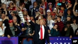 Presiden Amerika Serikat Donald Trump melambaikan tangan di hadapan para pendukungnya di Washington Township, Michigan, 28 April 2018. (Foto: dok)