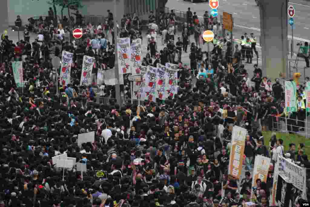 數萬香港市民遊行到政府總部集會抗議政府電視發牌黑箱作業(美國之音圖片/海彥拍攝)