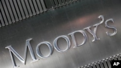 Moody's Investor Service, perusahaan yang bergerak dalam bidang penilaian tingkat kelayakan kredit perbankan, menurunkan tingkat kelayakan kredit Spanyol dan Siprus (Foto: ilustrasi).