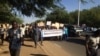 Marche pacifique des victimes d'Hissène Habré dans la rue de N'Djamena, Tchad, le 19 novembre 2019. (VOA/André Kodmadjingar) 