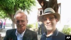 Prof. Alexandre Hecker (à esquerda) fotografado em 2010 com o presidente da Assembleia Nacional cubana, Ricardo Alarcon, em Havana