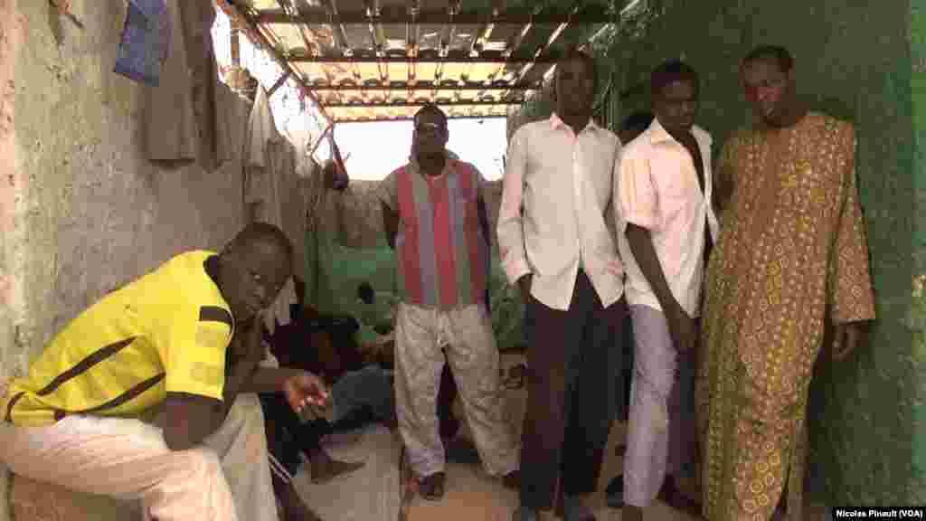 Wasu tsoffin mayakan Boko Haram da suka tuba a Diffa, Nijar, 17 ga watan Afirilu, 2017 (VOA/Nicolas Pinault)