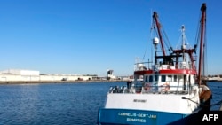 Nelayan Inggris berdiri di atas kapal pukat 'Cornelis-Gert Jan' di pelabuhan Le Havre, Prancis utara pada 28 Oktober 2021, setelah ditahan oleh otoritas Prancis. (Foto: AFP)