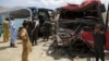 Orang-orang berdiri di dekat bus yang rusak pasca kecelakaan maut di jalan raya Kabul-Kandahar, di pinggiran Kabul, Afghanistan, Selasa, 27 April 2021. (Foto: Ilustrasi/AP)