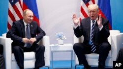 Le président russe Vladimir Poutine, à gauche, discute avec son homologue américain Donald Trump en marge du sommet du G20 à Hambourg, Allemagne, 7 juillet 2017l.