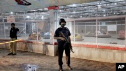 Un policier pakistanais garde un site qui a subi une attaque terroriste à Lahore, Pakistan, le 27 mars 2016.