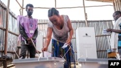Une femme vote dans un bureau de vote du village de Wereb Michael, une zone rurale à 15 km de Bahir Dar, en Éthiopie, le 21 juin 2021.