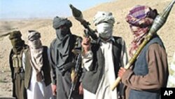Talibans afghans posant avec des armes RPG et AK47, dans la province de Zaboul, dans le sud de Kaboul.