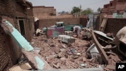 Vifusi vya nyumba iliyoshambuliwa katika mapigano ya hivi karibuni mjini Khartoum, Aprili 25, 2023.