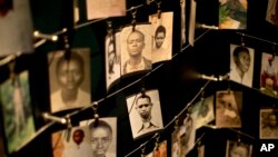 Foto para korban kejahatan perang di Museum Genosida di Kigali, Rwanda (foto: dok). Kepala intelijen Rwanda yang dituduh melakukan kejahatan perang, Jenderal Karenzi Karake, telah ditangkap di Inggris.