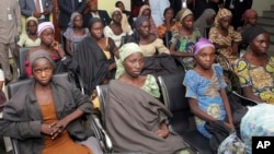 Des lycéennes de Chibok récemment libérées des mains du groupe Boko Haram, Abuja, Nigeria, 13 octobre 2016.