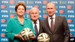 ARCHIVES - La présidente du Brésil Dilma Rousseff (gauche), le président de la Fifa Sepp Blatter (centre) et le président russe Vladmir Putin posent pour une photo lors de la cérémomie de la passation du flambeau à la Russie pour l'organisation du Mondial-2018