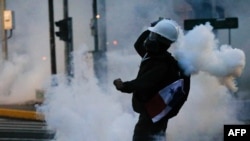 Los manifestantes se enfrentan a la policía antidisturbios durante una protesta en la ciudad de Panamá, el 2 de noviembre de 2023. 