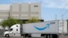 Archivo - Las ventas en línea de Amazon.com representan una dura competencia para minoristas estadounidenses.
