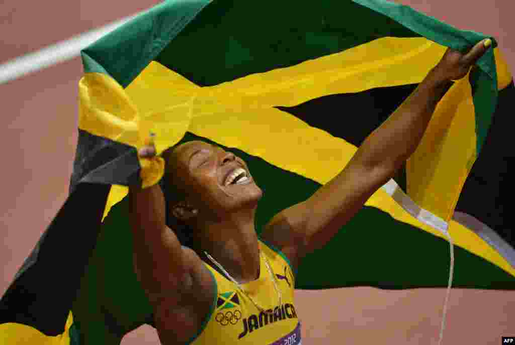 Pelari Jamaica Shelly-Ann Fraser-Pryce merayakan kemenangan dalam final nomor lari 100 meter puteri (4/8).