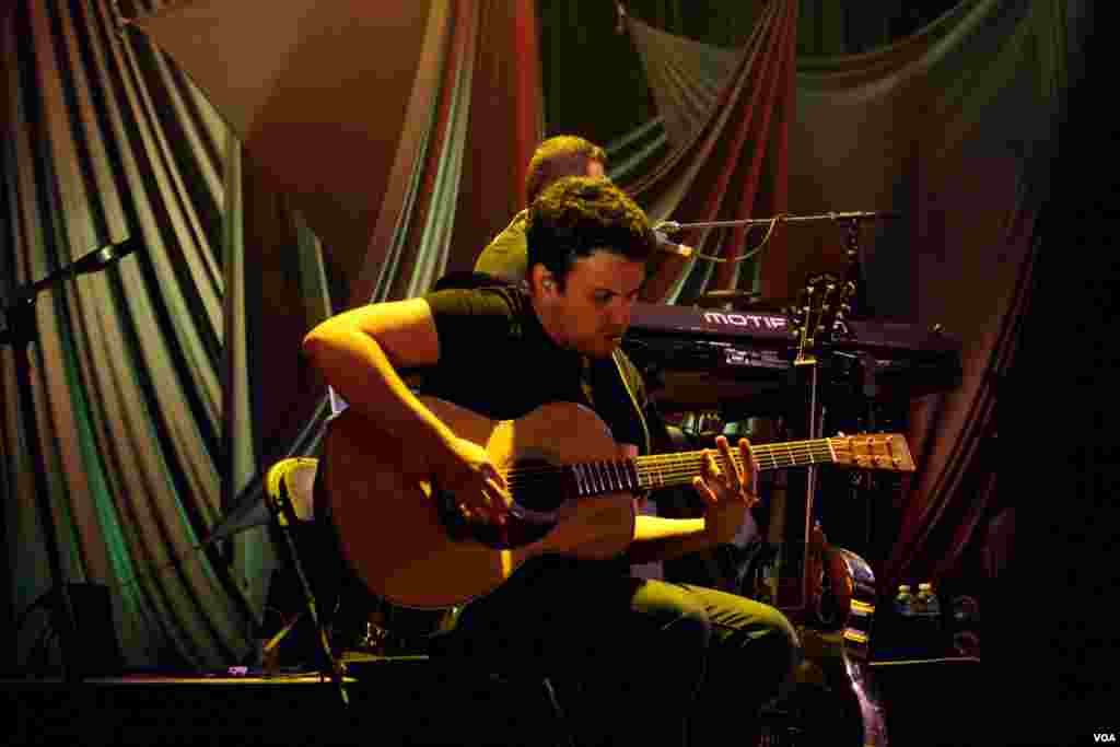 En toda actuación de Juanes se siente con intesidad su Colombia natal.