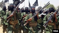 Kelompok militan Al-Shabab melakukan latihan militer di Somalia (foto: dok).