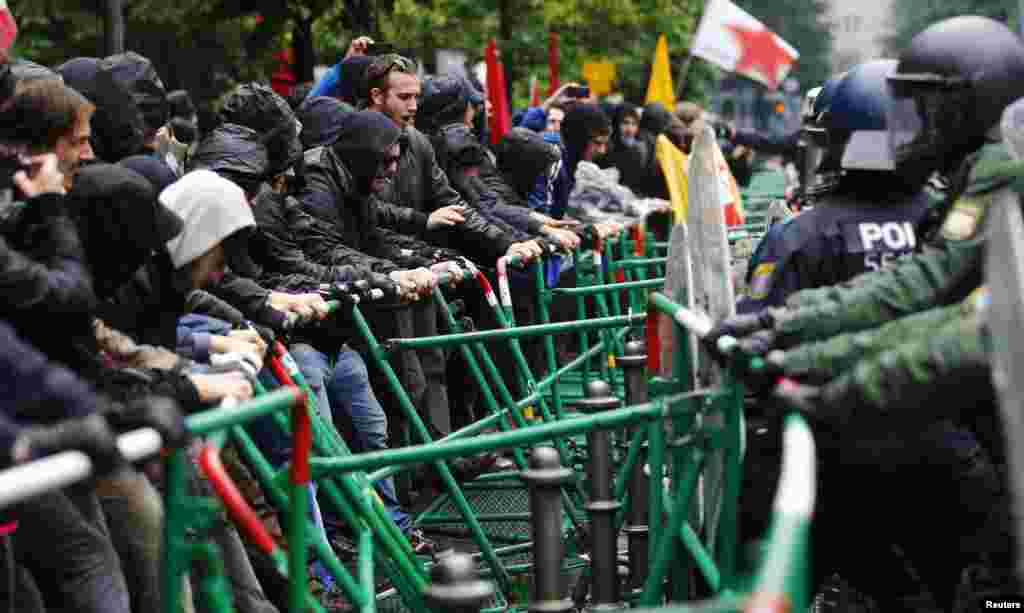 Polisi anti huru hara berusaha mencegah pengunjuk rasa menerobos barikade di markas besar Bank Sentral Eropa dalam demonstrasi anti kapitalis 'Blockupy' di Frankfurt. Ribuan demonstran memprotes penanganan krisis utang Eropa.