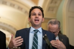 El senador demócrata por Hawái, Brian Schatz, habla con periodistas sobre el coronavirus el 3 de marzo de 2020, en el Capitolio, en Washington D.C.
