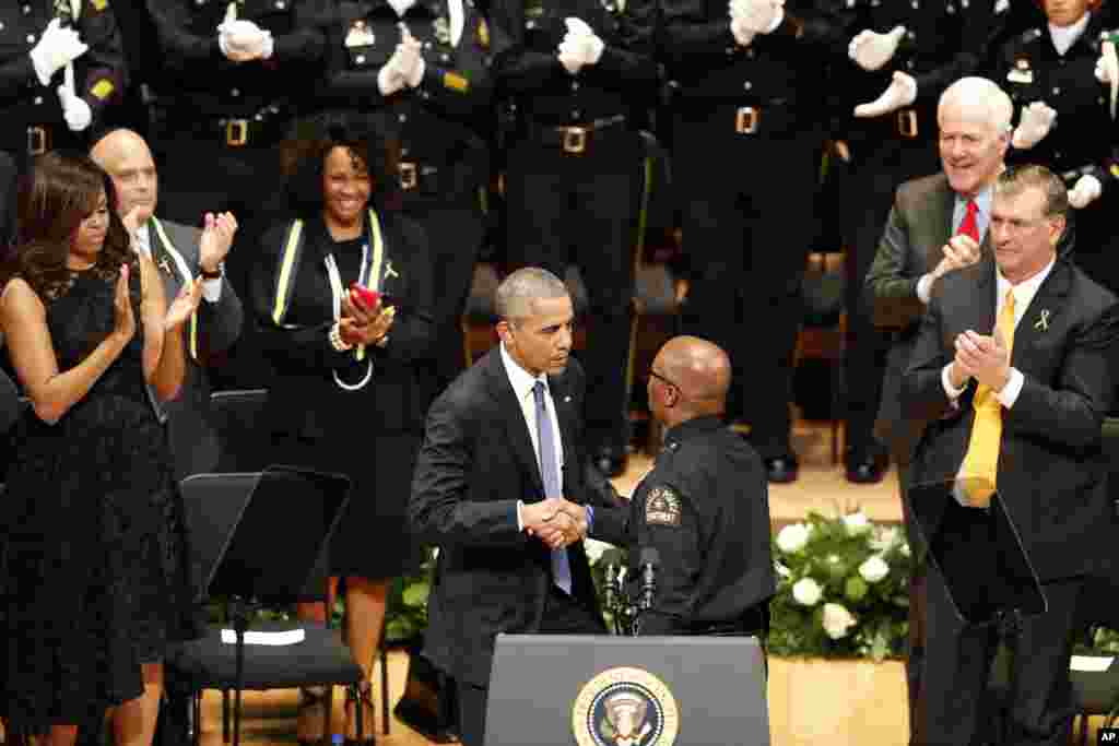 Shugaba Barack Obama Ya Karrama 'Yan Sanda Biyar a Dallas.