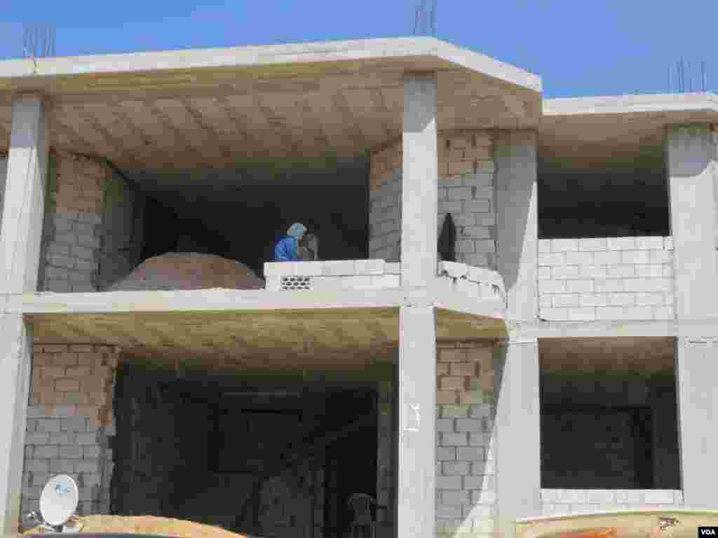 Syrian refugees in Lebanon near the borders live in makeshift homes, or abandoned buildings, Bekaa Valley, Lebanon, Sept. 4, 2013. Photo: H. Murdock/VOA 