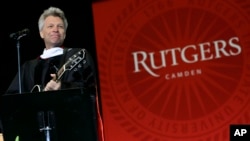 Bintang rock dan filantropis Jon Bon Jovi tampil di acara kelulusan Rutgers University-Camden (21/5) di Camden, New Jersey. (AP/Mel Evans)