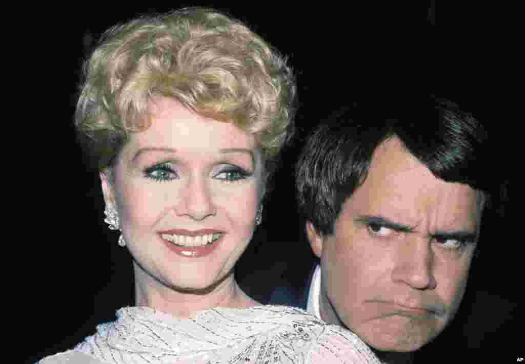 តារាភាពយន្ត អ្នកស្រី Debbie Reynolds ជាមួយនឹងតារាកំប្លែង Rich Little ក្នុងទីក្រុង Los Angeles កាលពីថ្ងៃទី២០ មីនា ឆ្នាំ ១៩៨២។